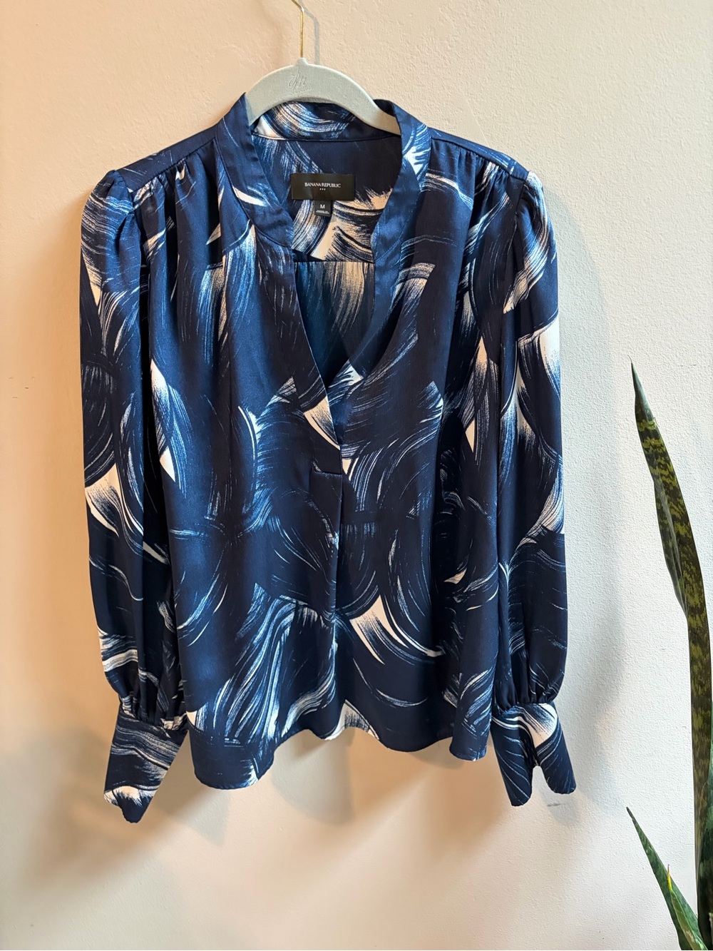 Banana Republic Navy and White Abstract Brushstroke V-Neck Blouse
#0031